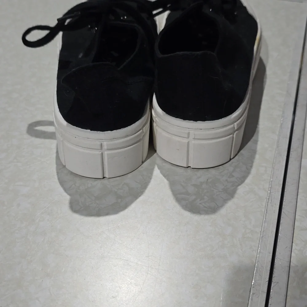 No Boundaries comfortable sneakers